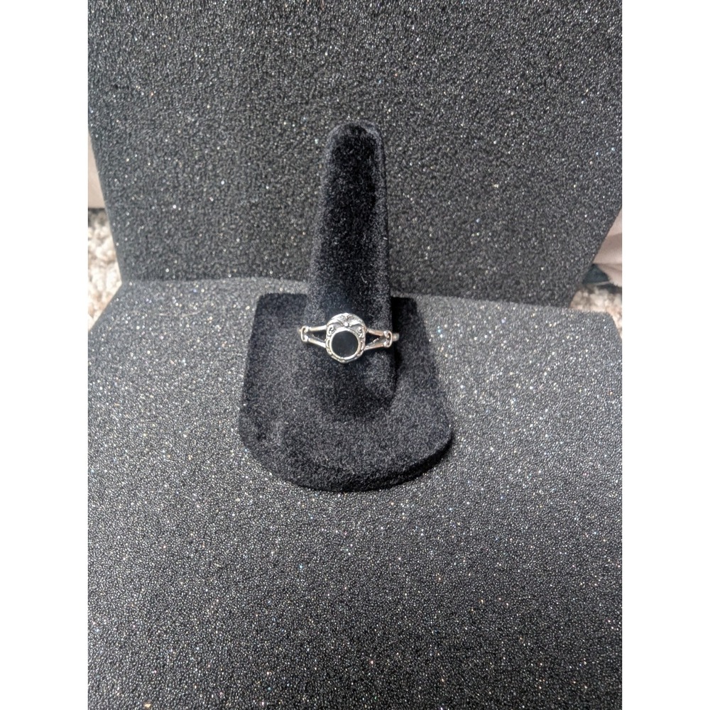 Silver Toned Round Black Stone With Crown Detail - Size 7.5